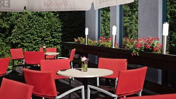 Serviço de café da manhã, almoço, jantar; restaurante ao ar livre