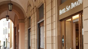 Un immeuble sur lequel on peut lire l’inscription « Hôtel San Donato ».