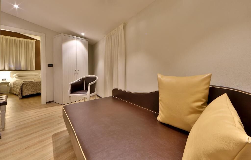 Minibar, desk, laptop workspace, free WiFi