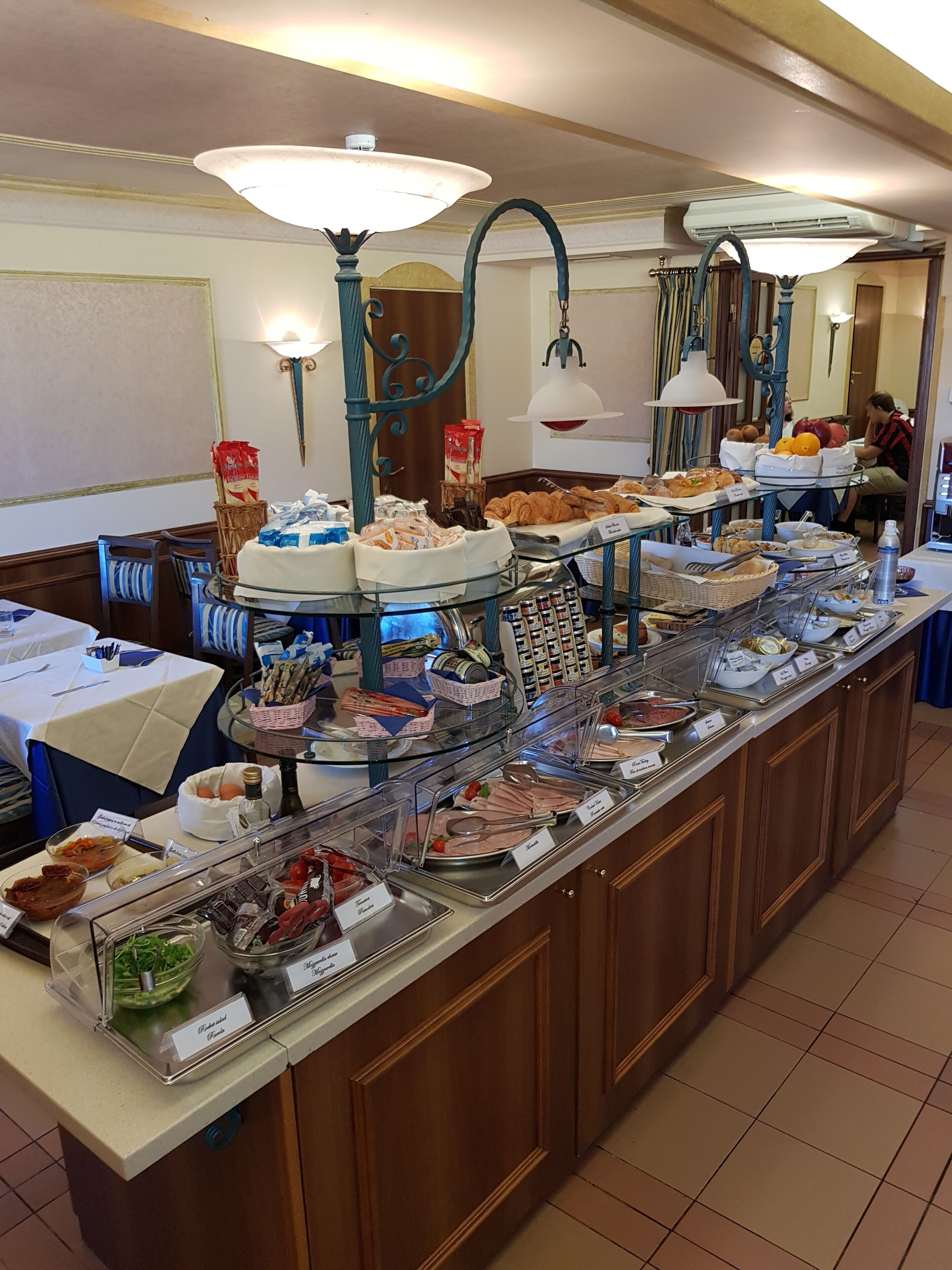 daily cooked-to-order breakfast (eur 17 per person)