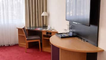 Zimmersafe, Schreibtisch, Verdunkelungsvorhänge, schallisolierte Zimmer