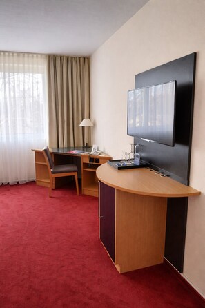 In-room safe, desk, blackout curtains, soundproofing - Hotel Dresden Neustadt (Dresden)