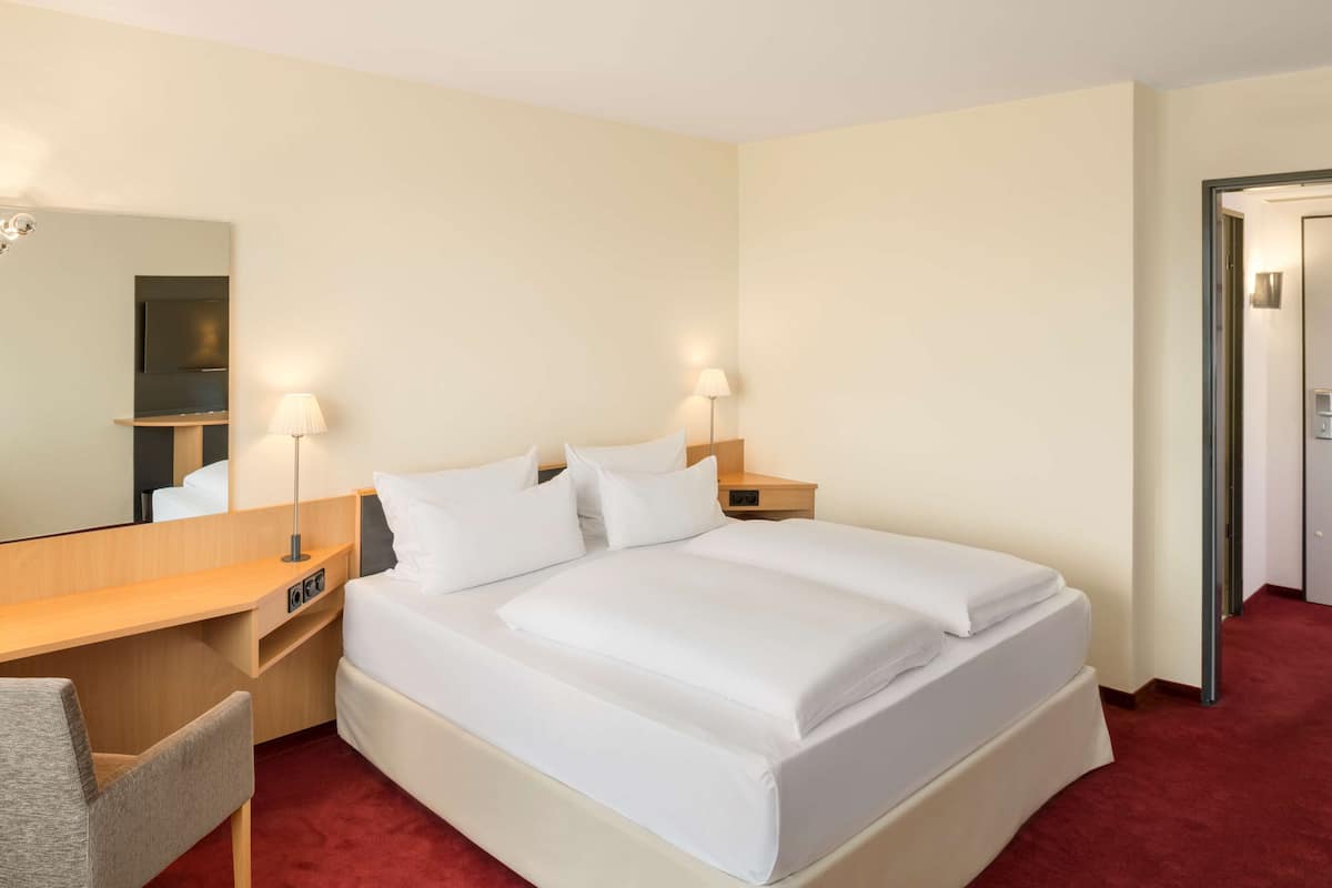 Hypo-allergenic bedding, minibar, in-room safe, desk