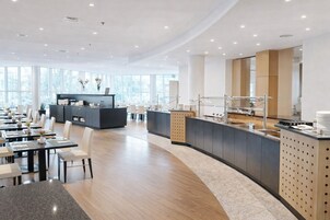 Desayuno buffet diario (EUR 19 por persona)