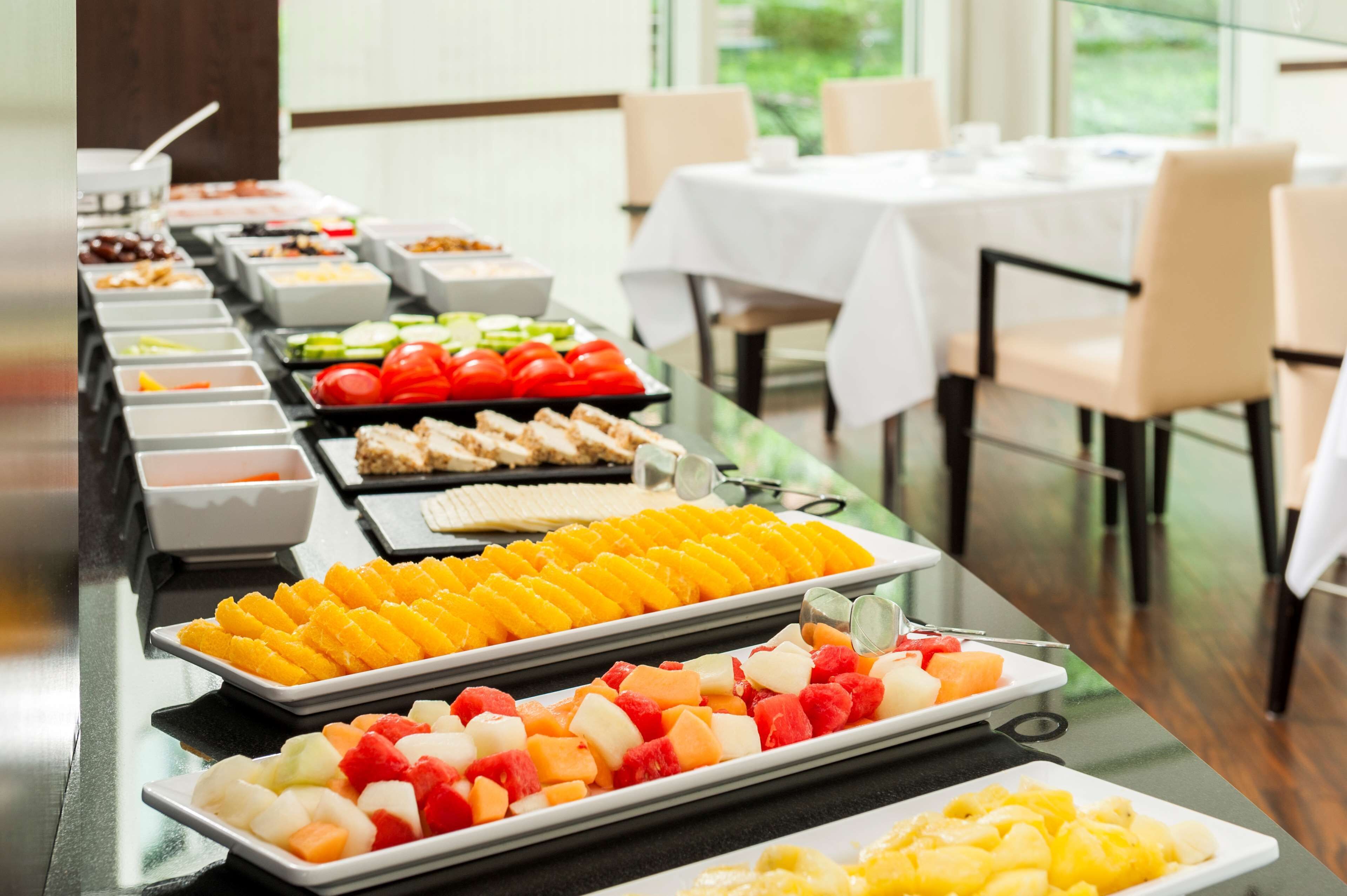 每日供應自助早餐 (費用另計)