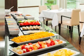 每日供應自助早餐 (費用另計)