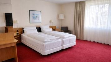 Kamar Double Standar | Brankas, meja kerja, tirai kedap cahaya, dan kedap suara