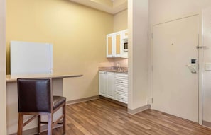Deluxe Studio, 1 King Bed with Sofa bed, Non Smoking | Premium bedding, desk, iron/ironing board, free cribs/infant beds