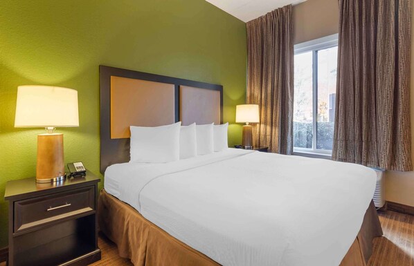 豪華開放式客房, 1 張特大雙人床和 1 張沙發床, 非吸煙房 | 高級寢具、書桌、熨斗/熨衣板、免費搖籃/嬰兒床