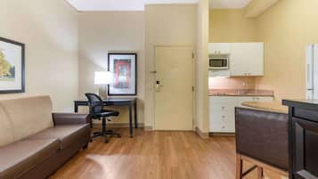 Deluxe Studio, Multiple Beds, Non Smoking | Premium bedding, desk, iron/ironing board, free cribs/infant beds