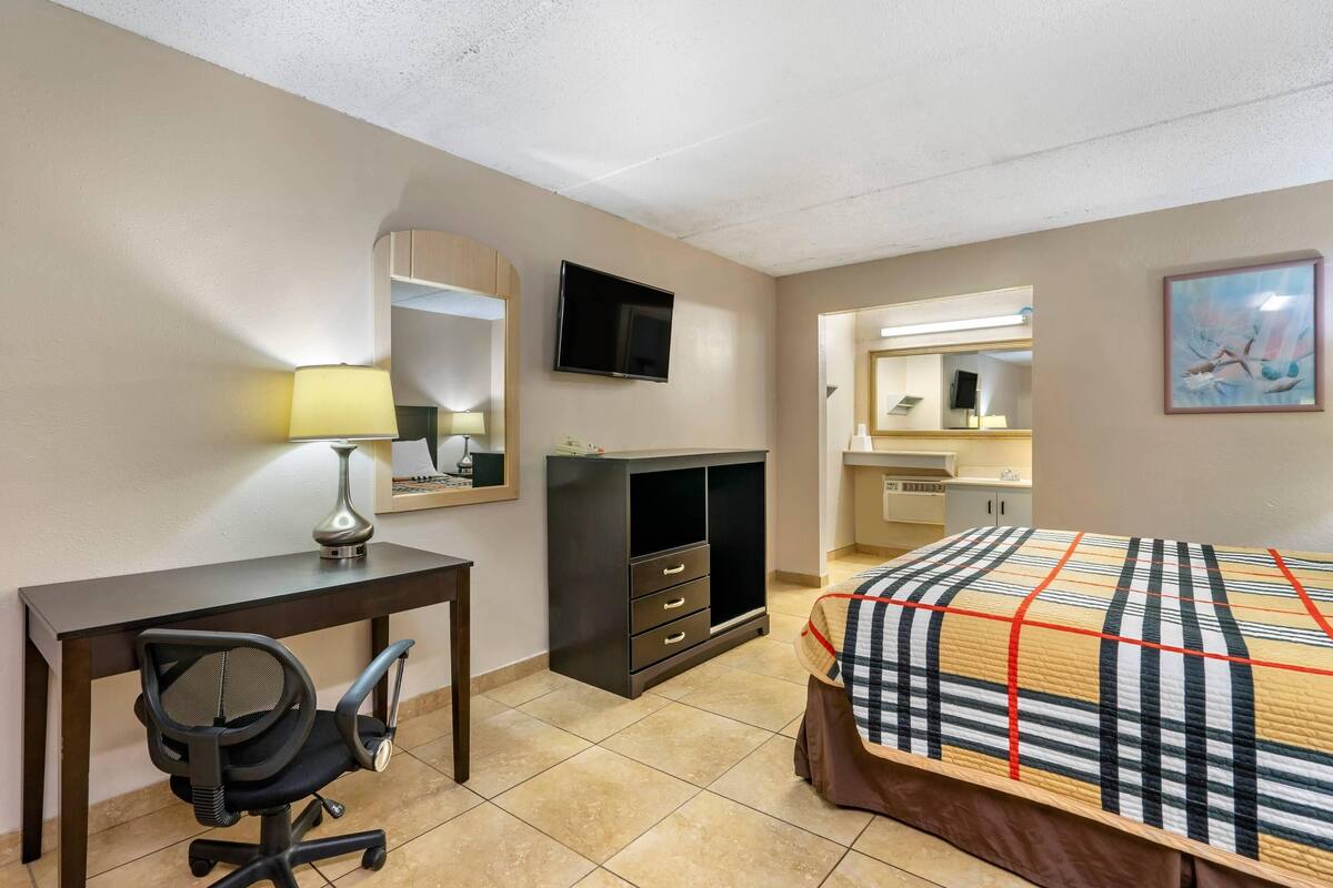 Desk, rollaway beds (surcharge), WiFi (free), alarm clocks