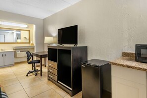 Desk, rollaway beds, free WiFi, bed sheets - Rodeway Inn Clearwater - Dunedin (Clearwater)