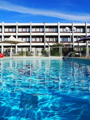 Outdoor pool - Villa Bellagio Blois (La Chaussee-Saint-Victor)