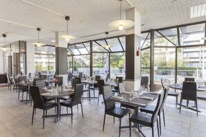 Breakfast, lunch, dinner served; French cuisine, pool views - Villa Bellagio Blois (La Chaussee-Saint-Victor)