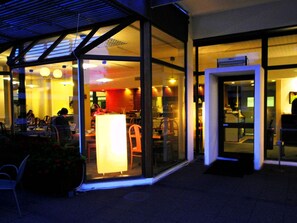 Fachada del alojamiento - Noche