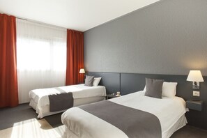 Chambre Double ou avec lits jumeaux | Literie de qualité supérieure, bureau, rideaux occultants