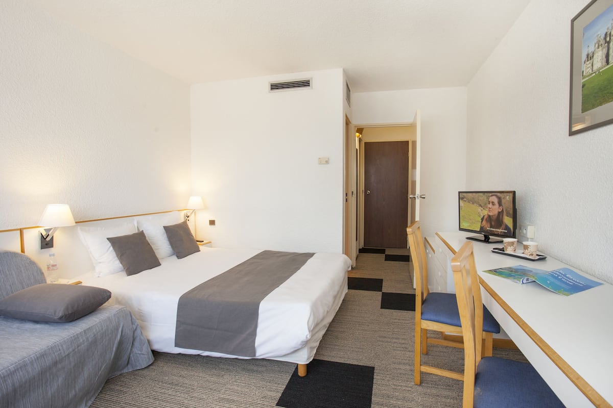 Premium bedding, desk, blackout drapes, soundproofing