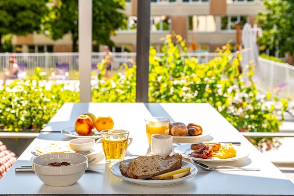 Daily buffet breakfast for a fee