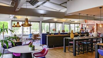 FrĂŒhstĂŒck, Mittagessen, französische KĂŒche, Blick auf den Pool