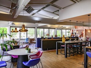 Der serveres morgenmad, frokost og franske retter med udsigt til poolen 