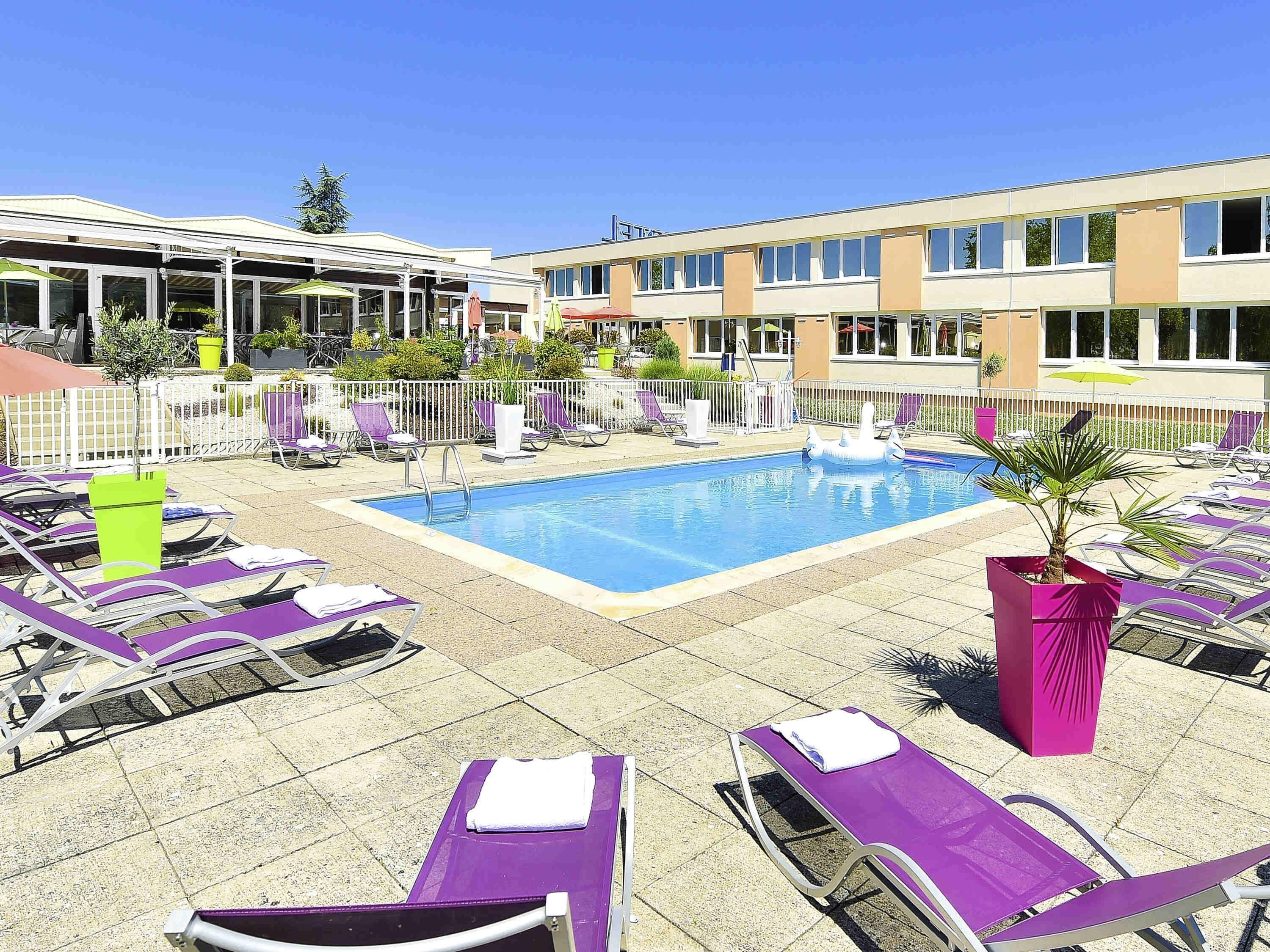 Una piscina al aire libre (de 09:00 a 20:00), sombrillas, tumbonas. Novotel Dijon Sud