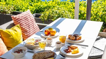 Se ofrece un desayuno bufé (19 EUR por persona)