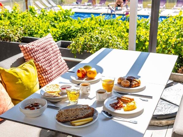 Sarapan prasmanan setiap hari (EUR 19 per orang)