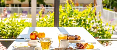 Daily buffet breakfast for a fee