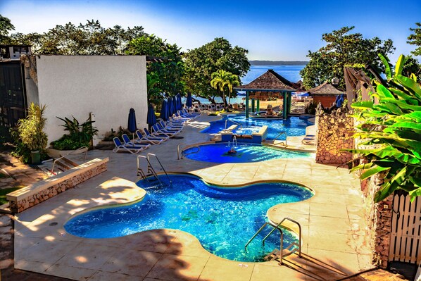 5 outdoor pools, pool umbrellas, sun loungers