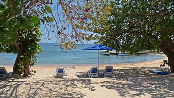 Private beach, white sand, sun loungers, beach towels