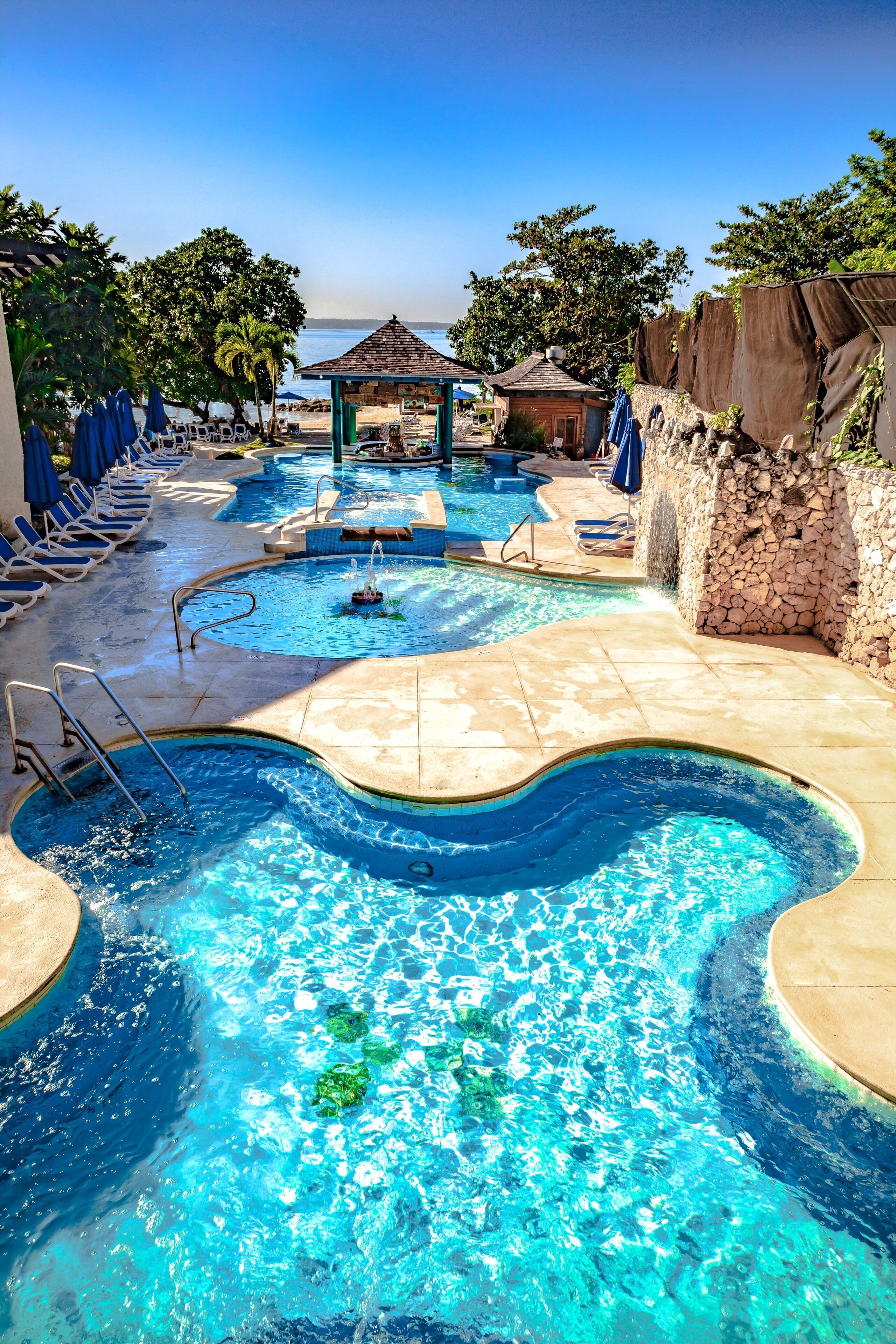 5 outdoor pools, pool umbrellas, sun loungers