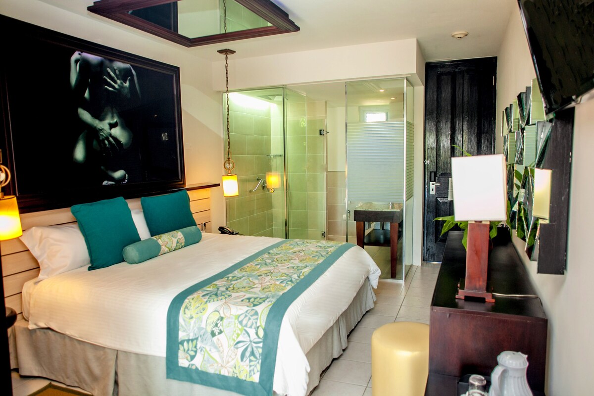 Oceanview Au Naturel | Premium bedding, in-room safe, blackout drapes, WiFi (surcharge)