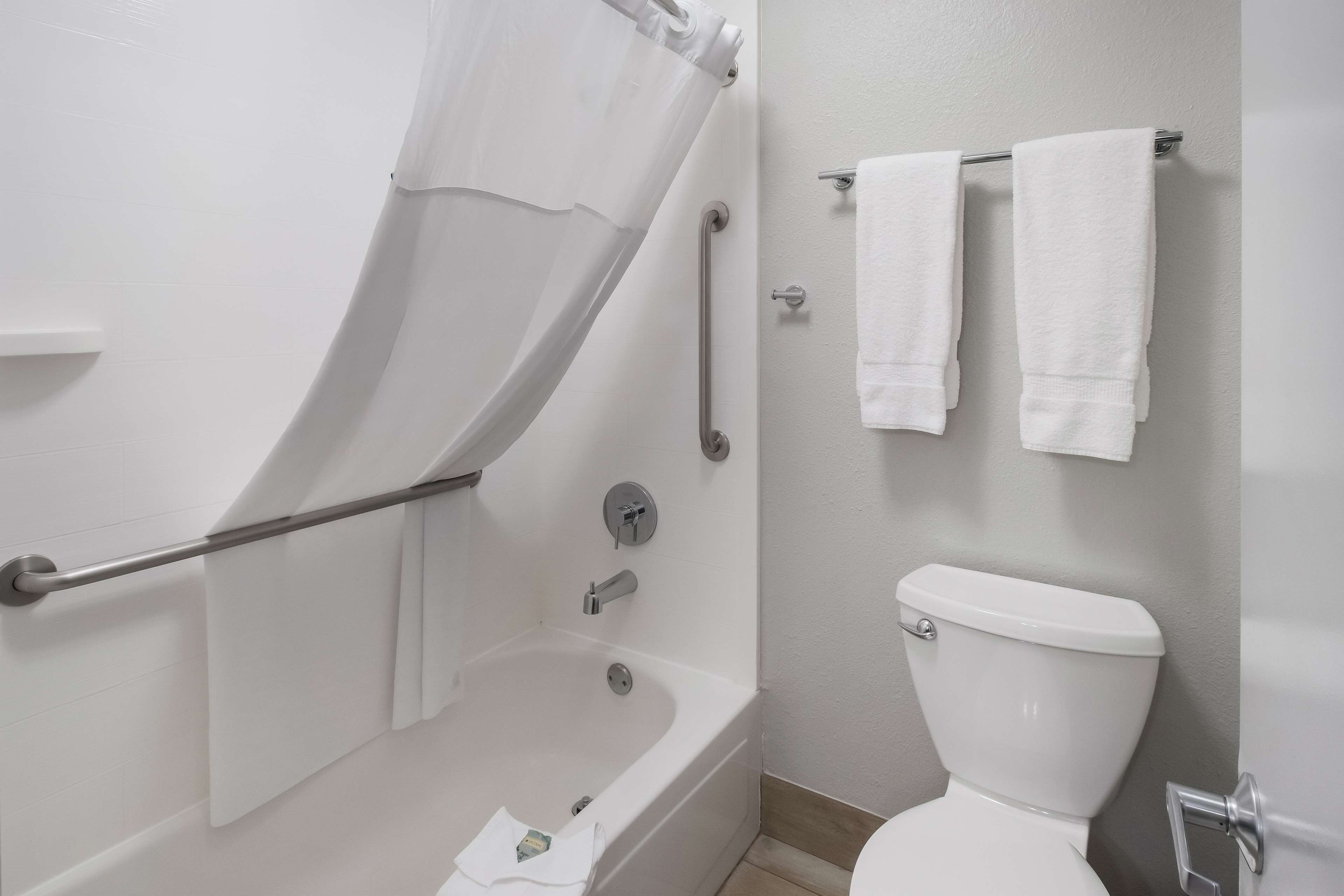 combined shower/bathtub, eco-friendly toiletries, hair dryer, towels