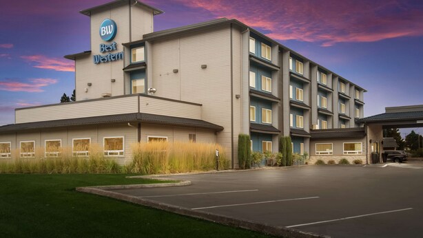 A Best Western hotel with a modern design, multiple floors, and a parking lot. - Best Western McMinnville Inn (McMinnville)