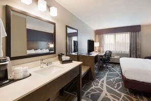 办公桌、笔记本电脑工作区、遮光窗帘、熨斗/熨衣板