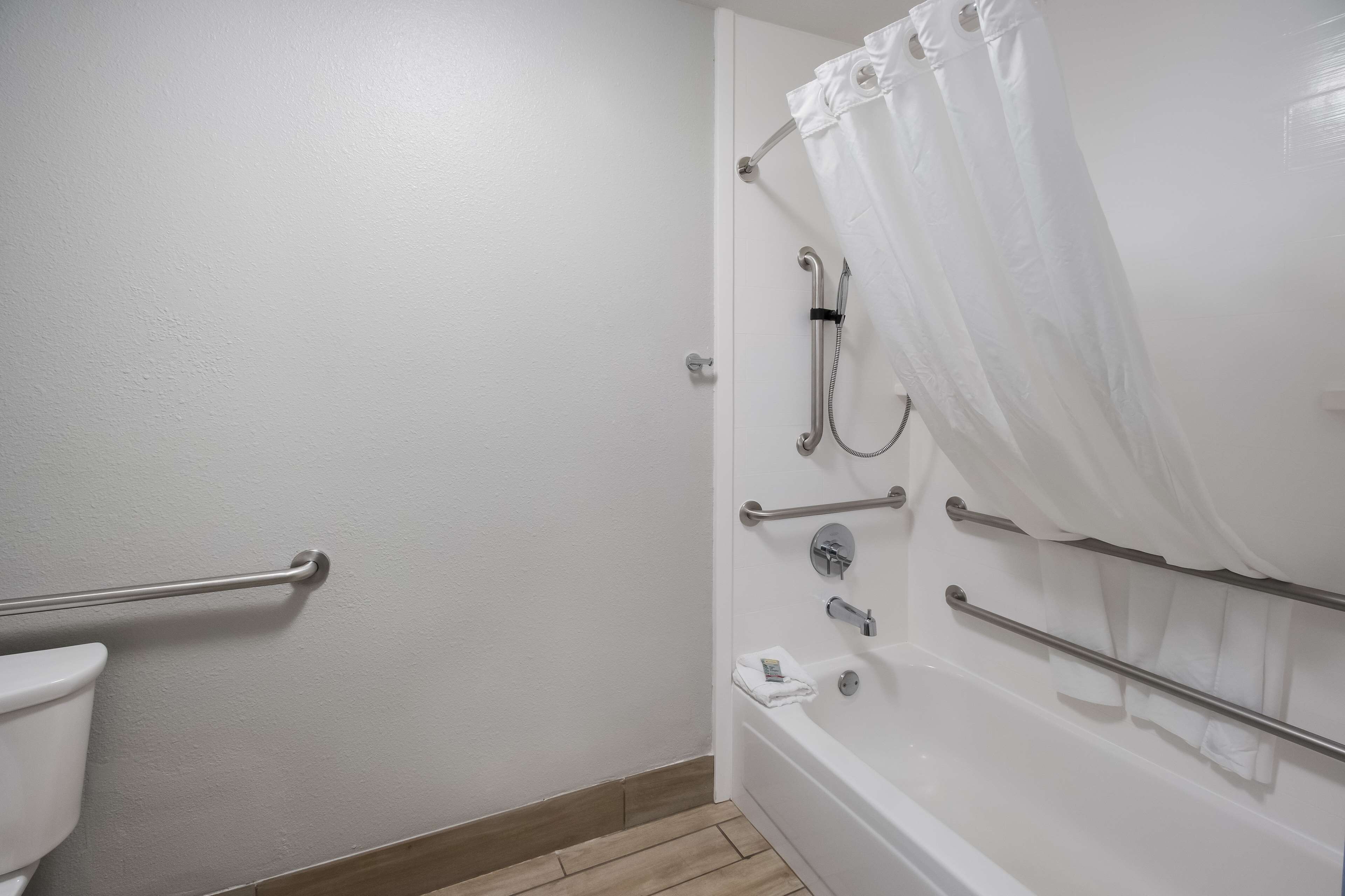 combined shower/bathtub, eco-friendly toiletries, hair dryer, towels
