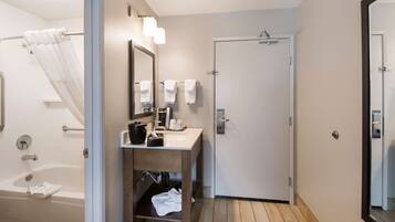 Camera Standard, 1 letto queen, non fumatori, frigorifero e microonde (Small Room) | Bagno | Combinazione doccia/vasca