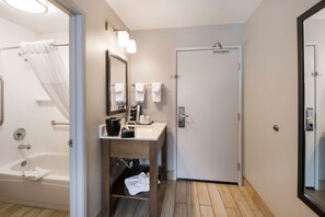 Standard Room, 1 Queen Bed, Non Smoking, Refrigerator & Microwave (Small Room) | Bathroom