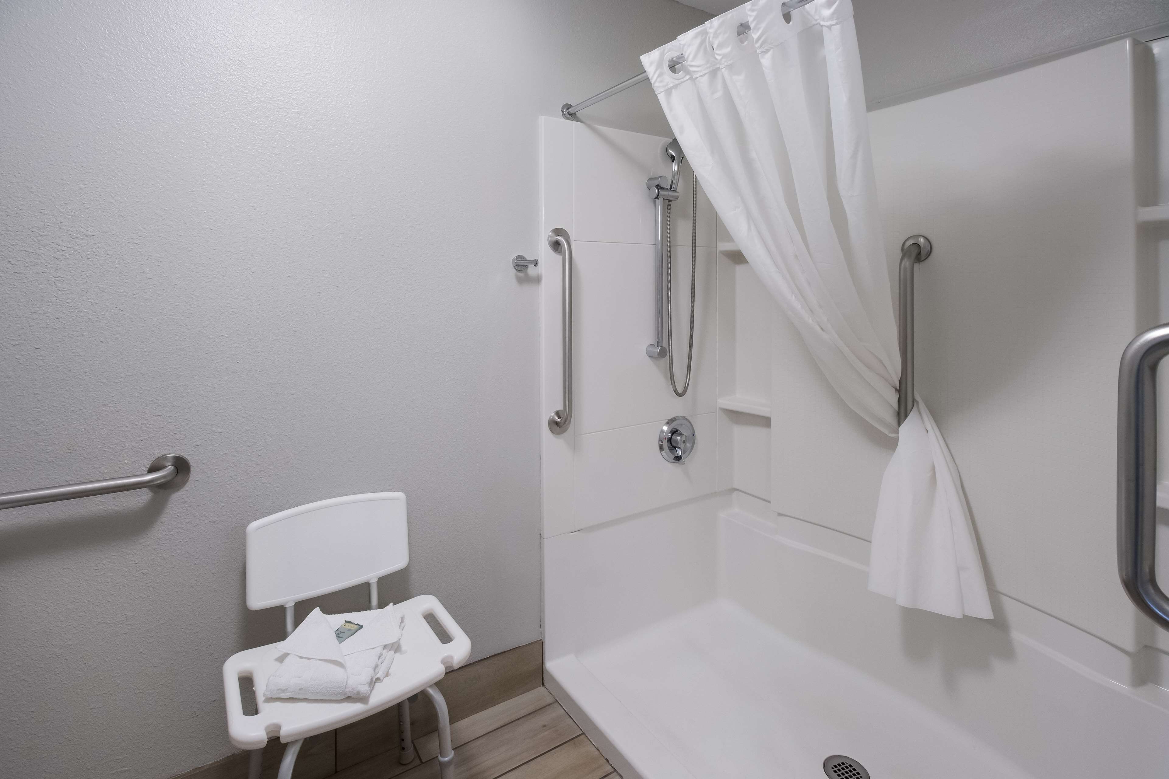 combined shower/bathtub, eco-friendly toiletries, hair dryer, towels
