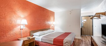 Motel 6 Naperville, IL