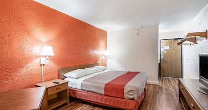 Motel 6 Naperville, IL