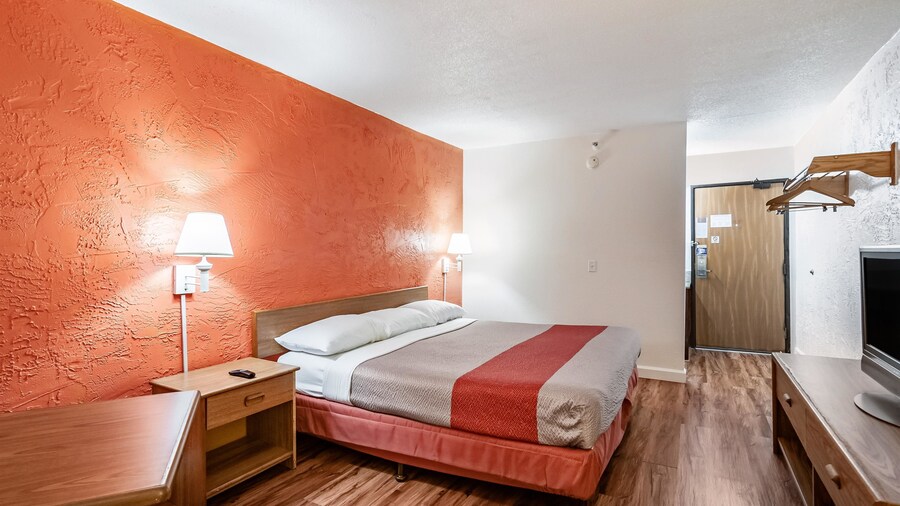 Motel 6 Naperville, IL