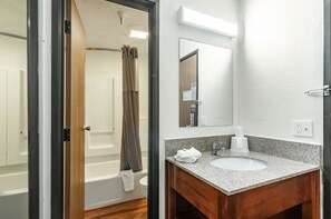 Combined shower/bathtub, towels