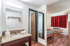 Combined shower/bathtub, towels - Motel 6 Naperville, IL (Naperville)
