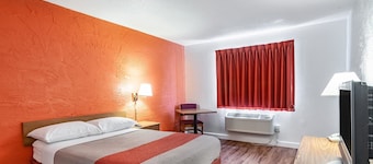 Motel 6 Naperville, IL