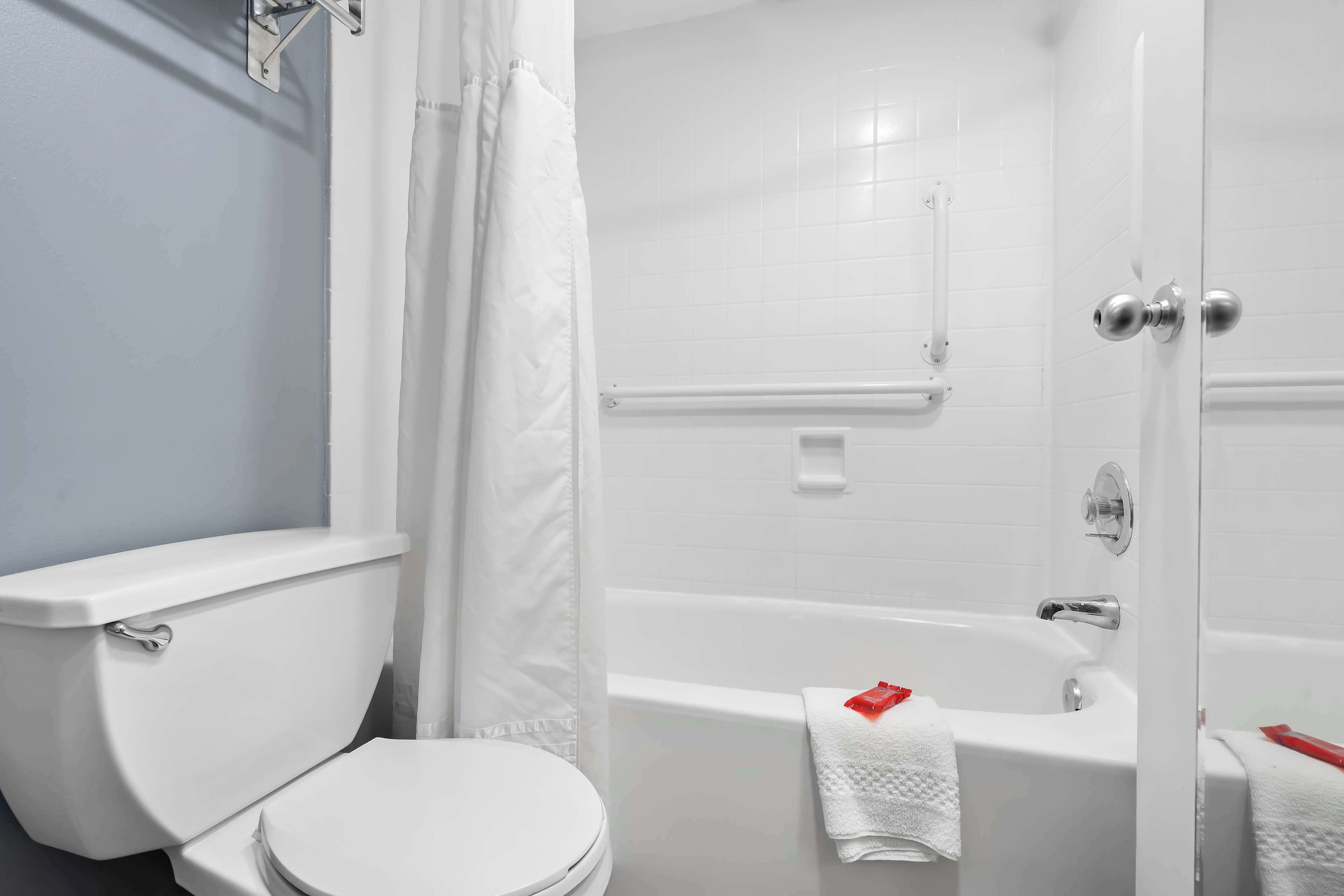 Un baño moderno con inodoro, ducha y bañera.