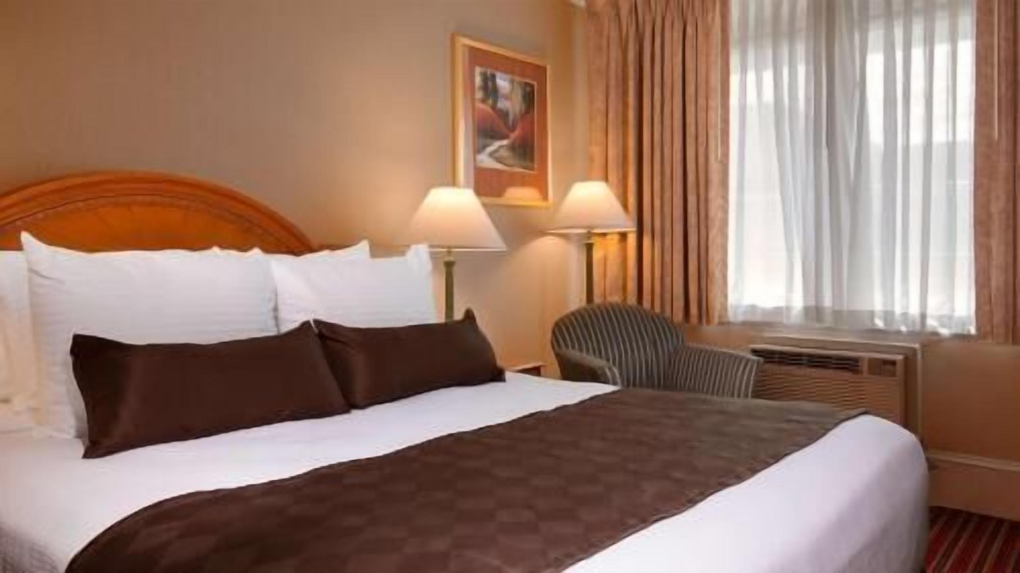 Escritorio y espacio para trabajar con laptop 