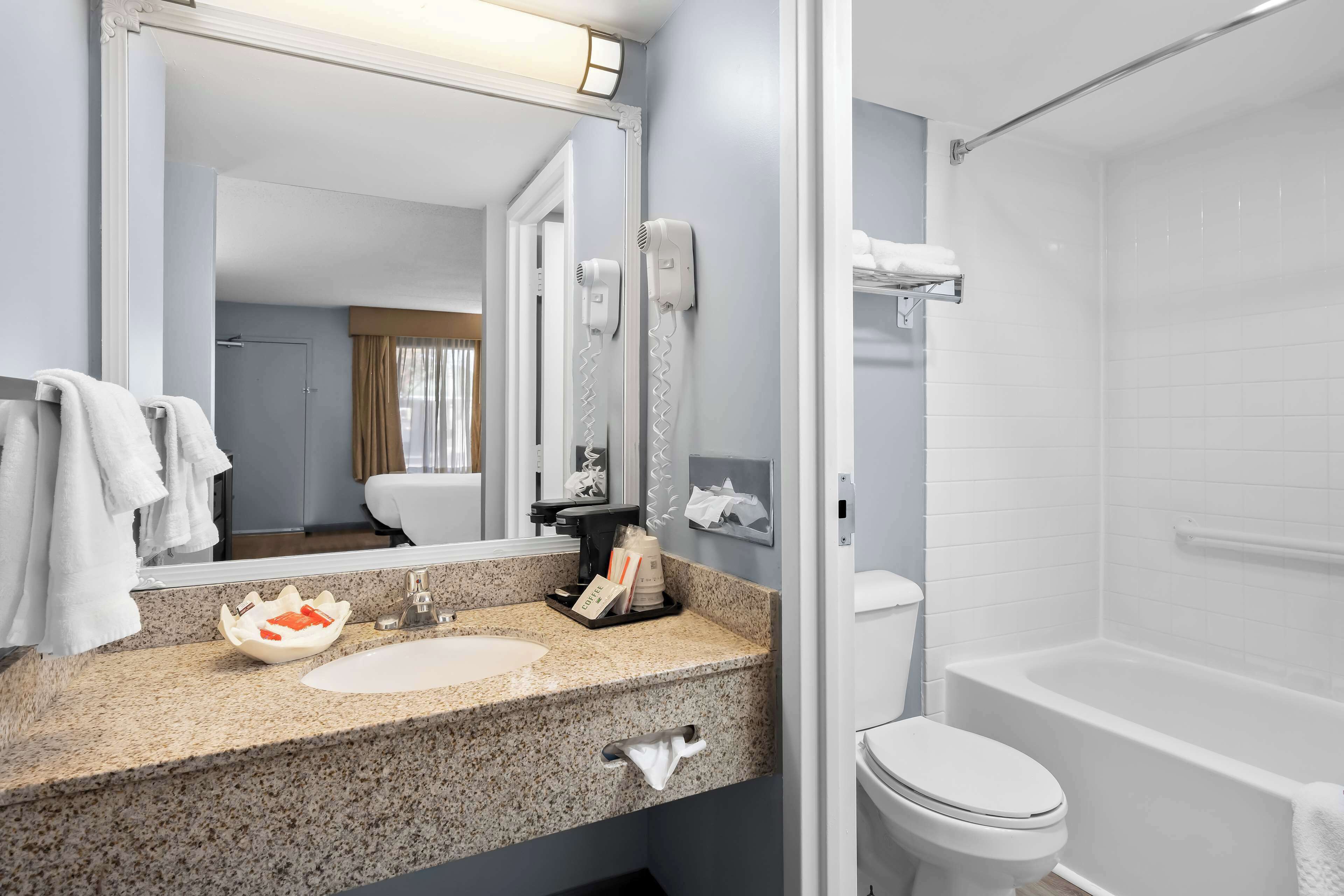 Kombinasi shower/bathtub dan perlengkapan kamar mandi ramah lingkungan