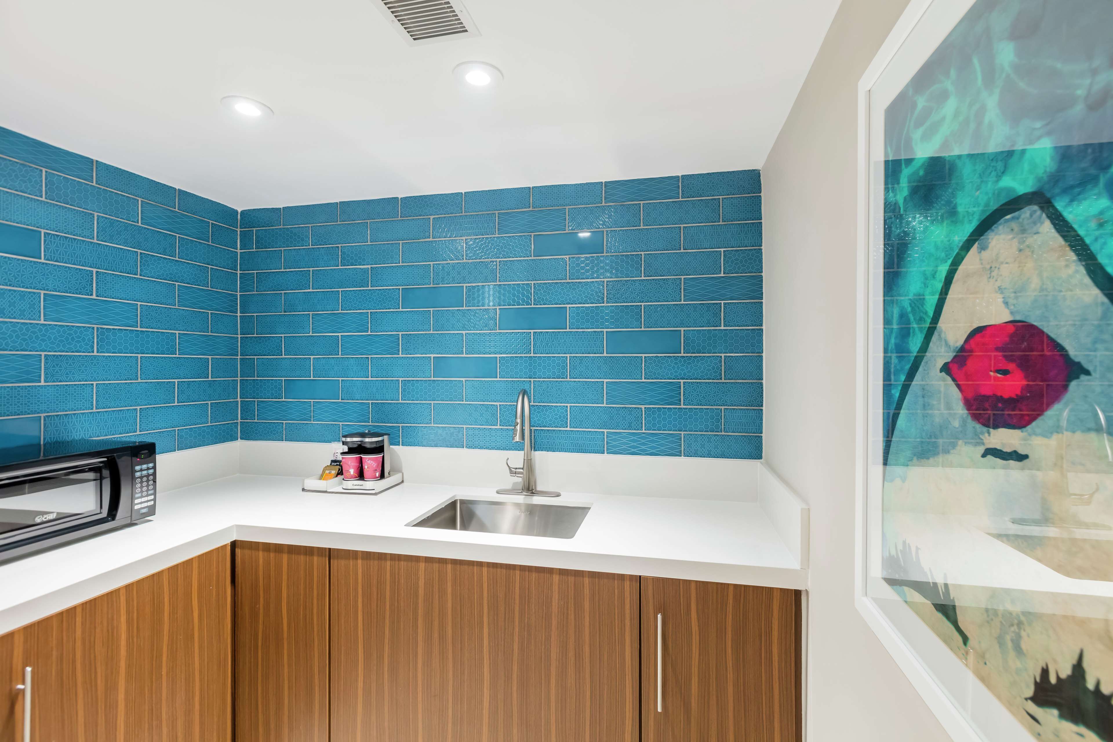 suite, 2 bedrooms, ocean view (wave wing) | minibar