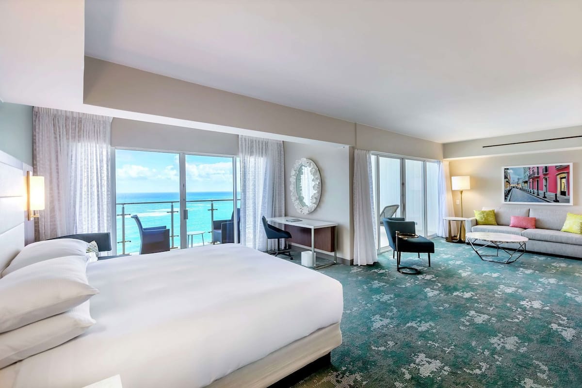 Sängtillbehör av högsta kvalitet och värdeförvaringsskåp på rummet